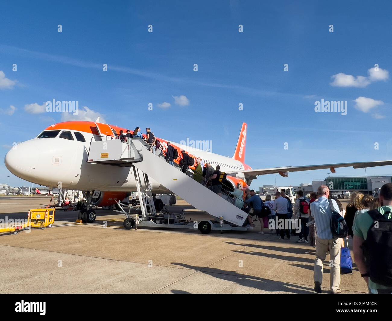 Passagiere warten auf der Start- und Landebahn in London Gatwick auf einen Easyjet-Flug zum George BEST Belfast City Airport. Stockfoto