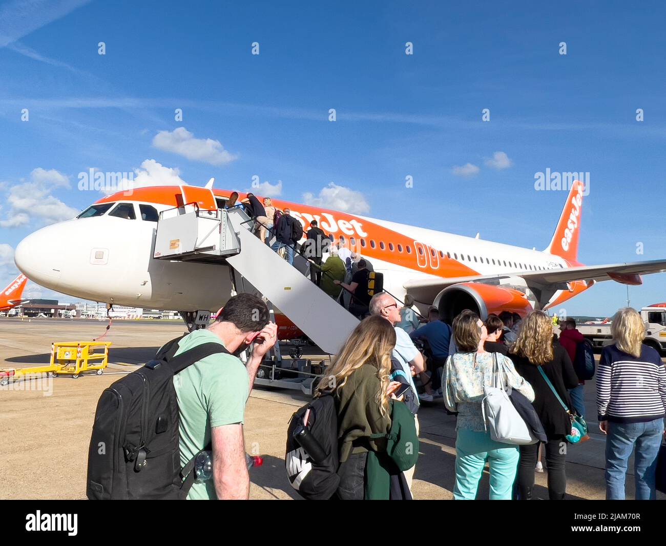 Passagiere warten auf der Start- und Landebahn in London Gatwick auf einen Easyjet-Flug zum George BEST Belfast City Airport. Stockfoto