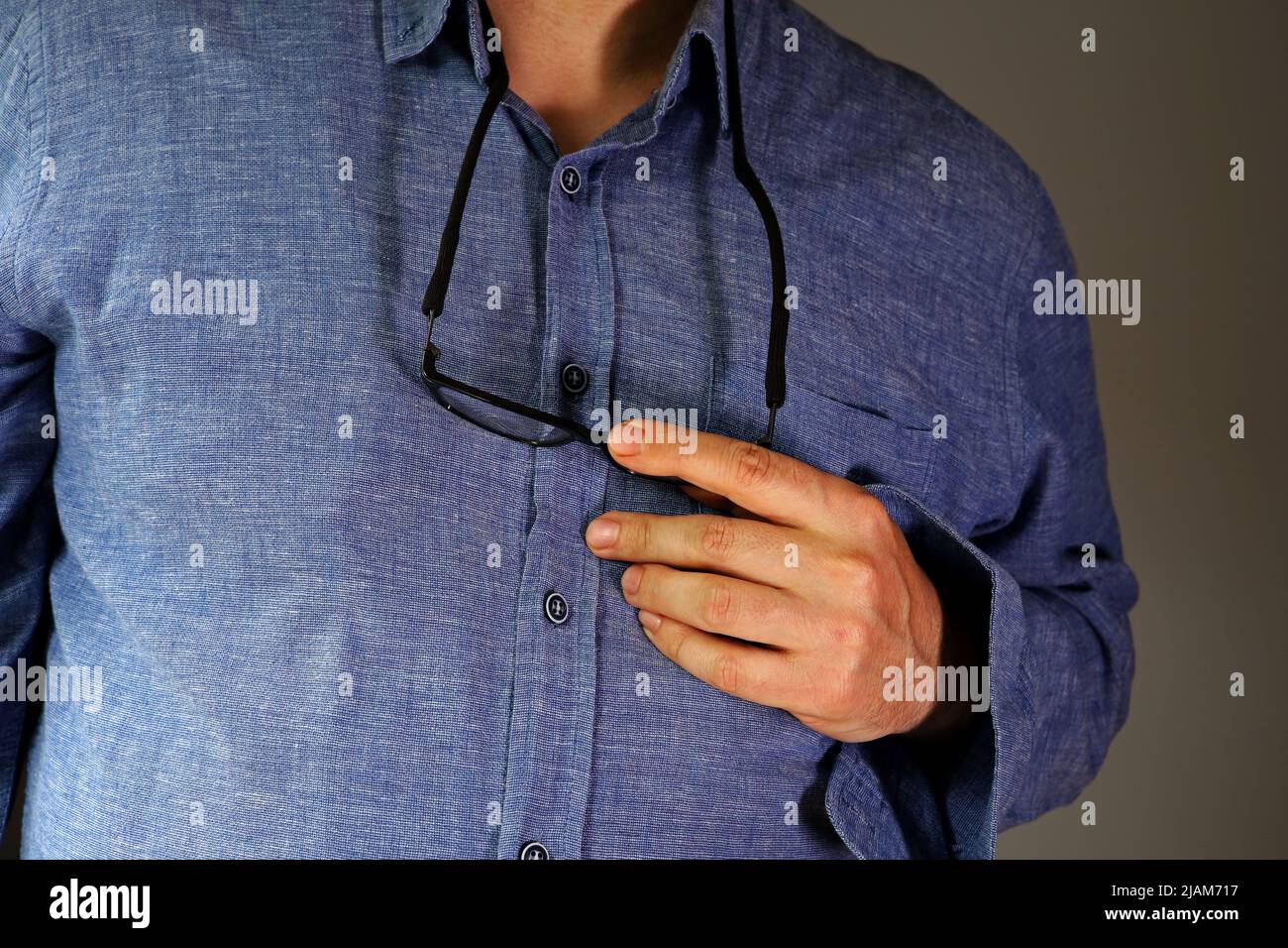 Detail eines Mannes in einem blauen Hemd Stockfoto