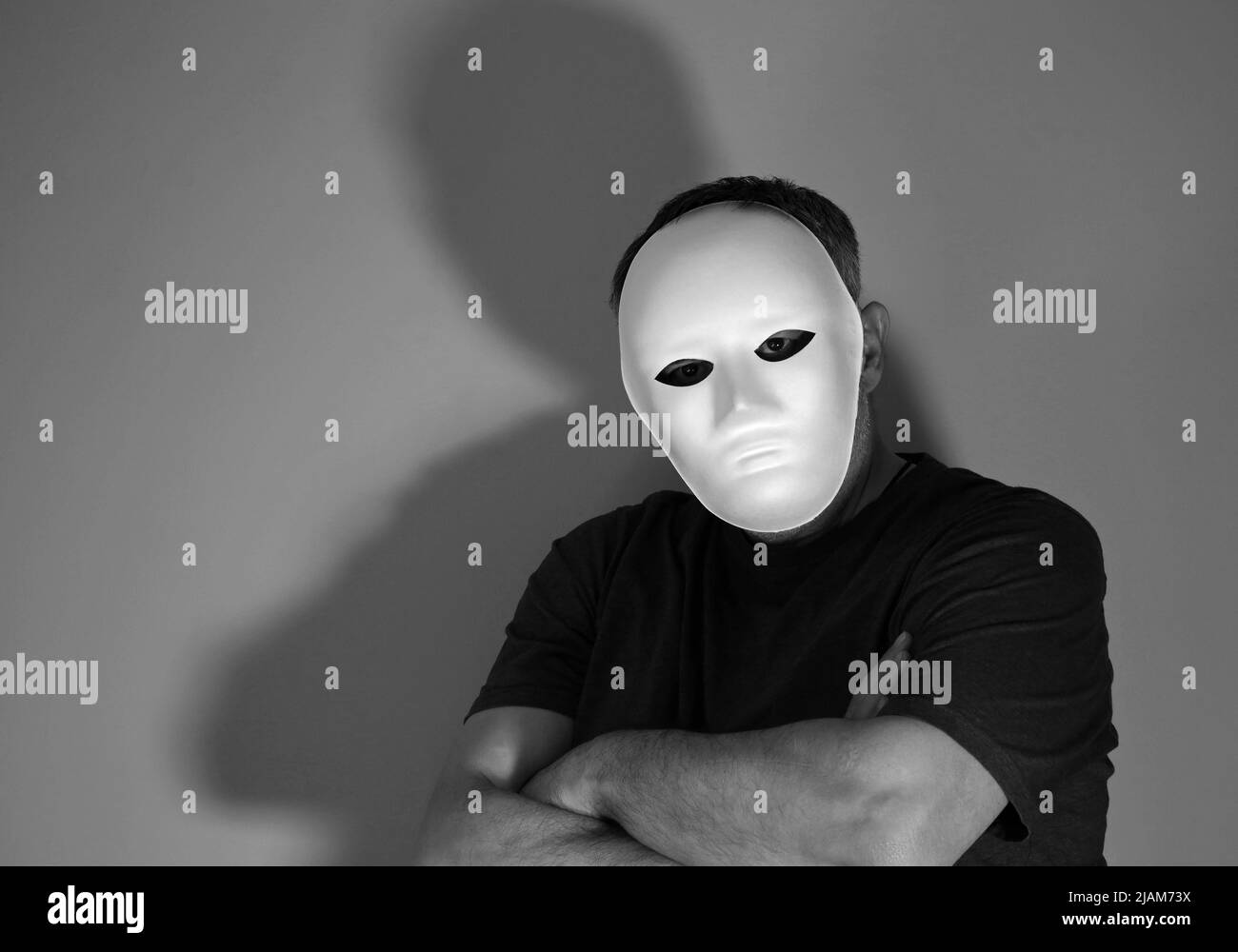 Schwarz-Weiß-Fotografie eines maskierten Mannes Stockfoto