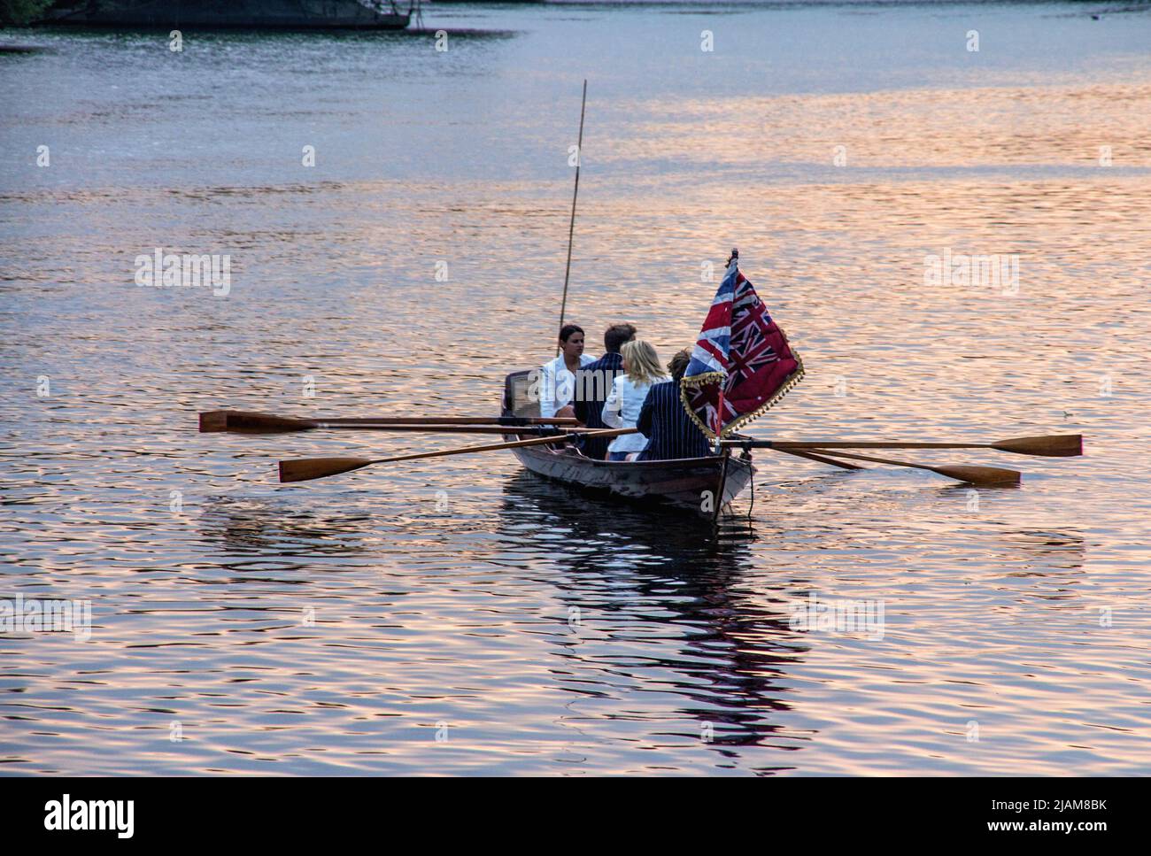 Richmond upon Thames, London, England, Großbritannien 29. Mai 2012. Ben Fogle wird in der Diamond Jubilee Pageant rudern und wird bei der Vorbereitung des Queen's Diamond Jubilee in Richmond upon Thames gesehen - er wurde von der Kajakfahrerin Helen Skelton, dem Ozeanrower Olly Hicks und der Oxford University cox begleitet, Zoe de Toledo, der im „Social Network“ auftrat und sich Anfang des Jahres mitten in einem ereignisreichen Oxford/Cambridge-Bootsrennen befand. Sie wurden von Ralph Lauren gekleidet und haben eine spezielle Union-Flagge Stockfoto