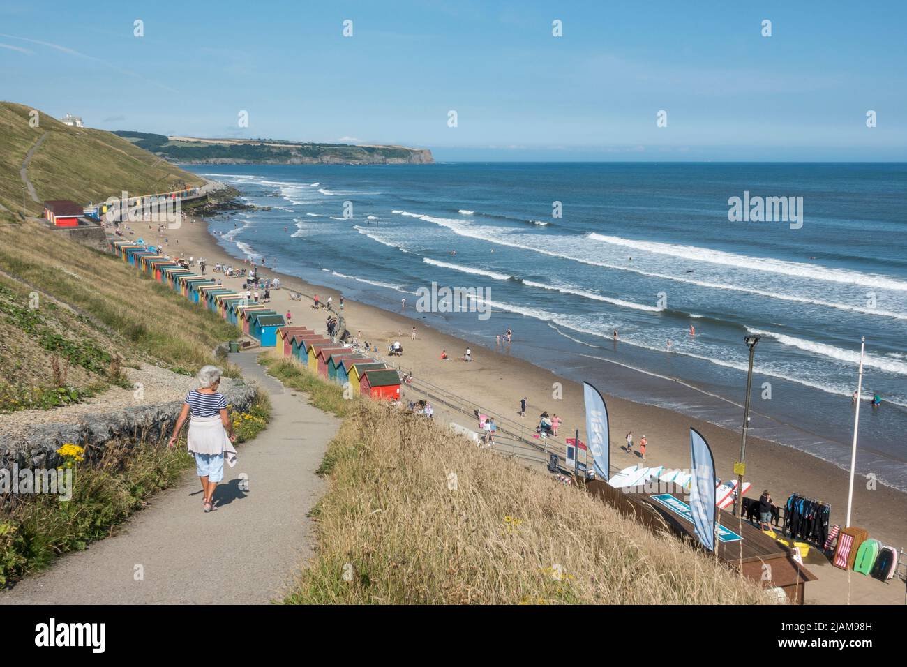 Farbenfrohe Whitby Beach Huts am Meer in Whitby, North Yorkshire, Großbritannien. Stockfoto