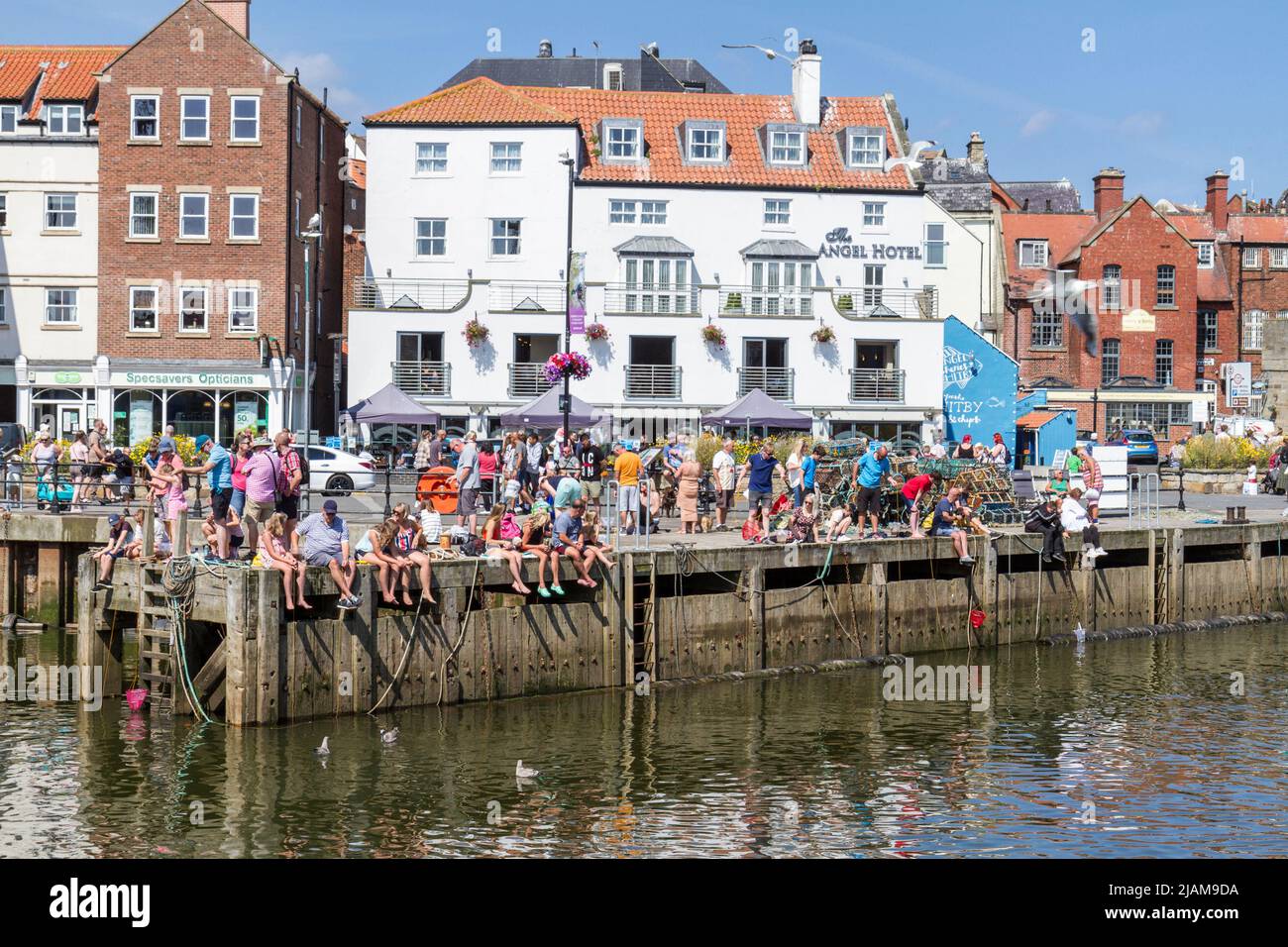 Krabbenfischen für Kinder (Krabbenfischen) vor dem Kai in Whitby Harbour am Fluss Esk in Whitby, North Yorkshire, England. Stockfoto