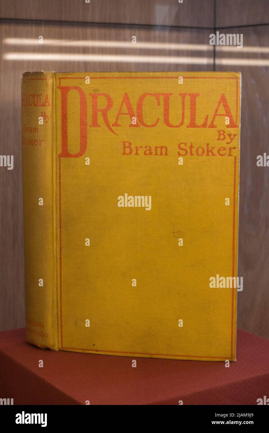 Erste Ausgabe von 'Dracula', signiert von Bram Stoker im Jahr 1901, zu sehen im Cholmley House, Whitby Abbey Museum, Whitby, North Yorkshire, England. Stockfoto