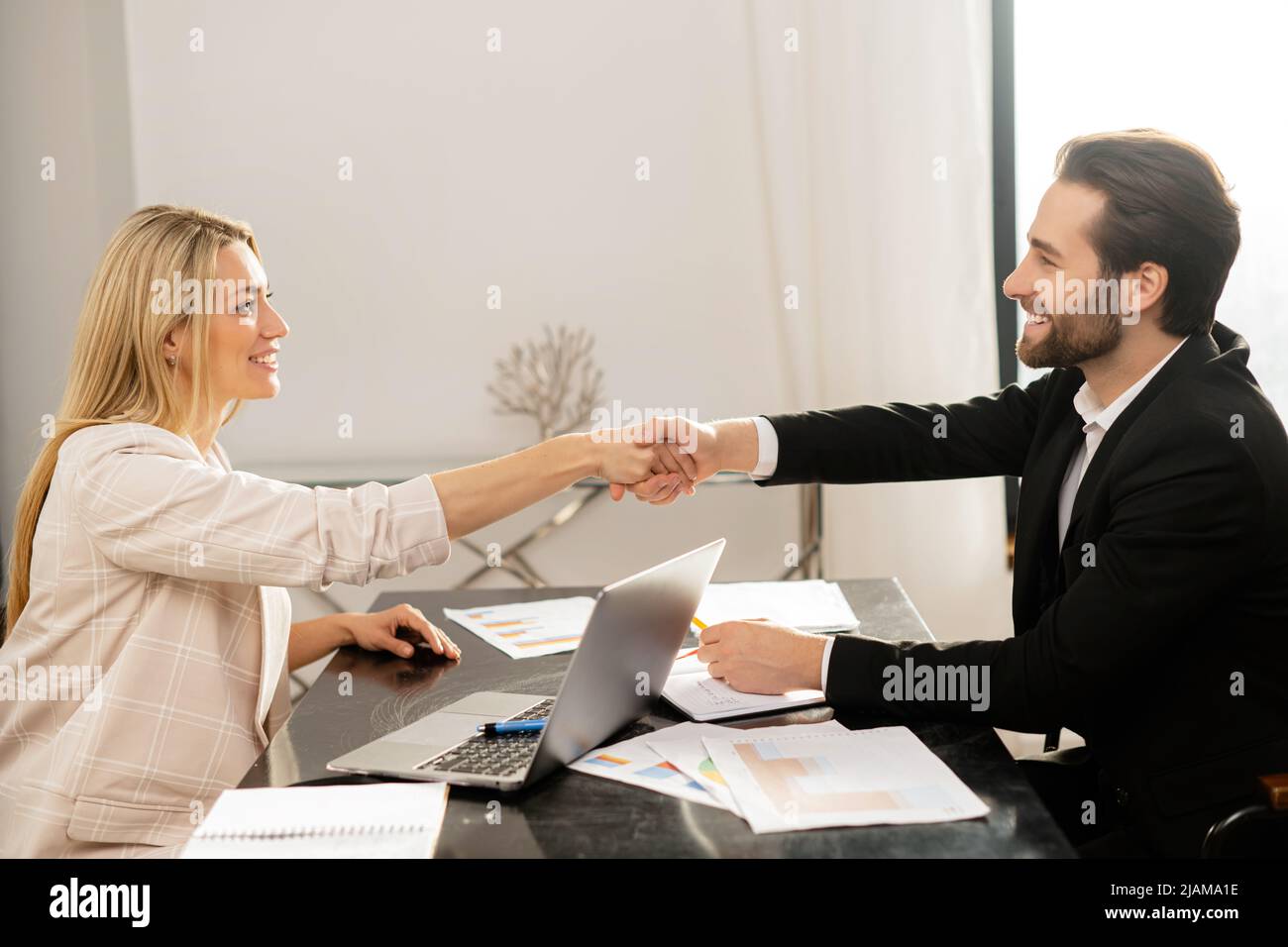 Starke Zustimmung. Seitenansicht des Handshake mit Dankbarkeit. Mann und Frau schütteln sich die Hände, um die Partnerschaft anzuerkennen. Stock Foto Stockfoto