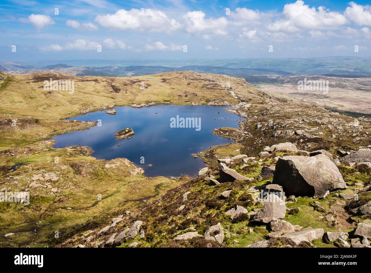 Blick auf den Llyn Y Foel See in Cwm Y Foel vom Daear DDU Ostgrat auf dem Carnedd Moel Siabod Berg in den Bergen von Snowdonia. Capel Curig, Nordwales, Großbritannien Stockfoto