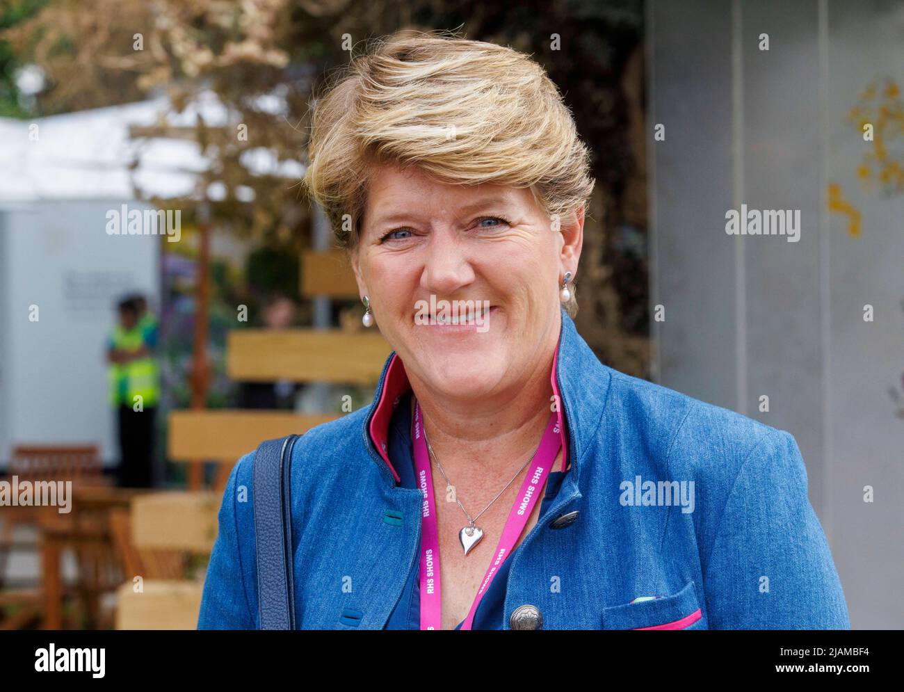 Clare Balding, Broadcast, Journalistin und Autorin, bei der Chelsea Flower Show. Stockfoto