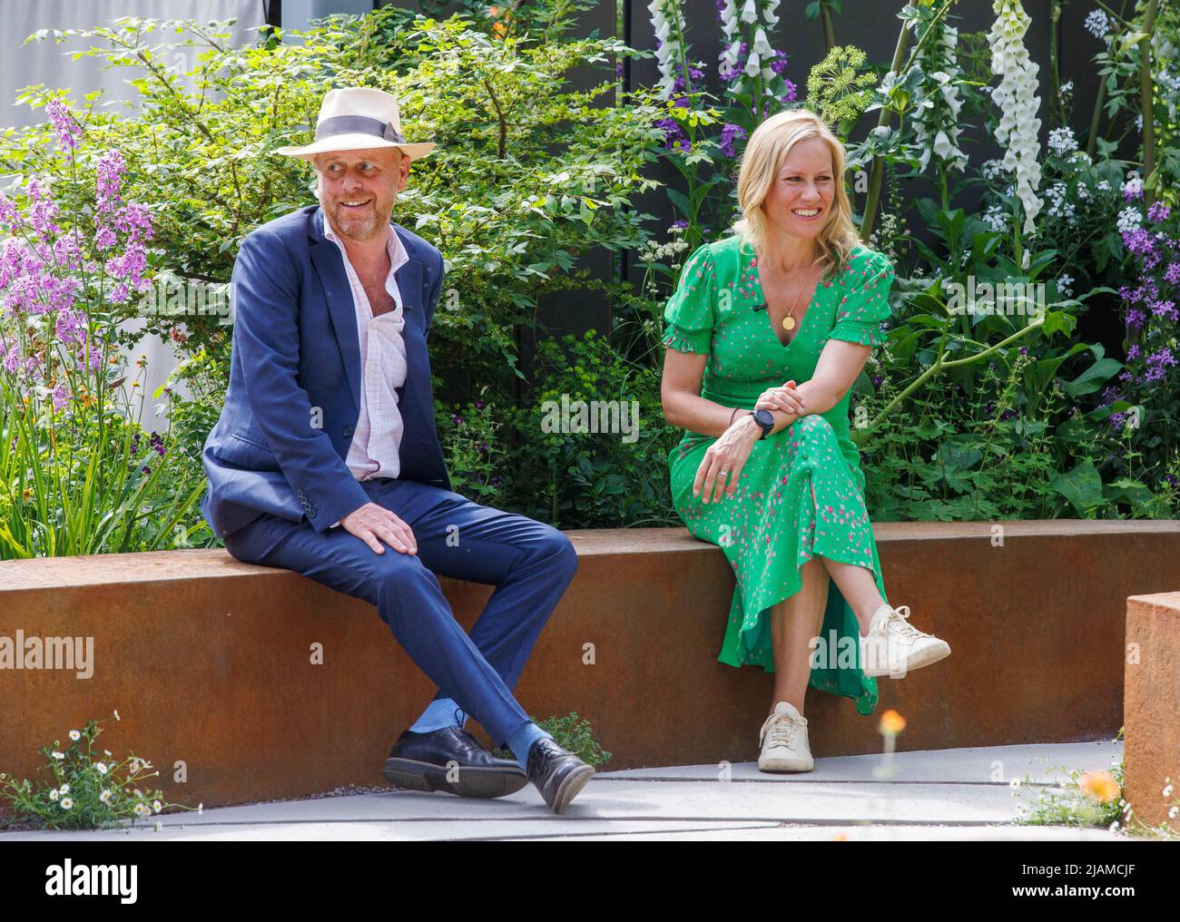 Joe Swift, Gartenexperte, Designer und Fernsehmoderator bei der RHS Chelsea Flower Show mit TV-Newsreader und Journalistin Sophie Raworth Stockfoto