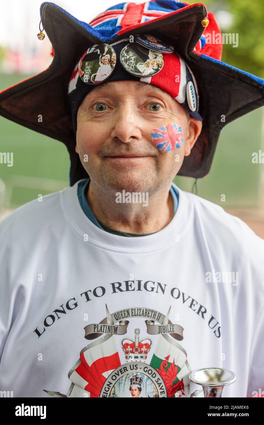 The Mall, London, Großbritannien. 31.. Mai 2022. Die Royal Supermans, John Loughrey, kampieren vor den Feierlichkeiten zum Platin-Jubiläum der Königin in der Mall. Kredit: amanda Rose/Alamy Live Nachrichten Stockfoto