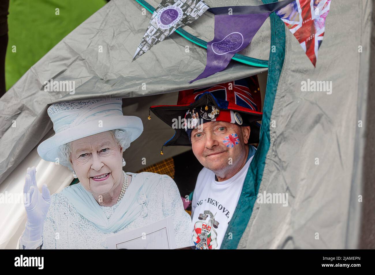 The Mall, London, Großbritannien. 31.. Mai 2022.Royal Superfan, John Loughrey, kampieren mit Ihrer Majestät in der Mall vor den Feierlichkeiten zum Platin-Jubiläum der Königinnen. Amanda Rose/Alamy Live News Stockfoto