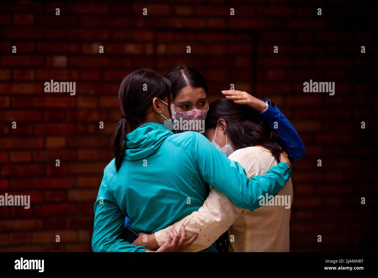 Kathmandu, Nepal. 31.. Mai 2022. Familienmitglieder weinen, als sie in einem Krankenhaus in Kathmandu, Nepal, auf Leichen warten, die von einem abgestürzten nepalesischen Flugzeug hinterlassen wurden, 31. Mai 2022. Nachdem am Dienstagmorgen die letzte Leiche gefunden wurde, wurden alle 22 Leichen eines abgestürzten nepalesischen Passagierflugzeugs geborgen, teilte die nepalesische Armee mit. Quelle: Sulav Shrestha/Xinhua/Alamy Live News Stockfoto