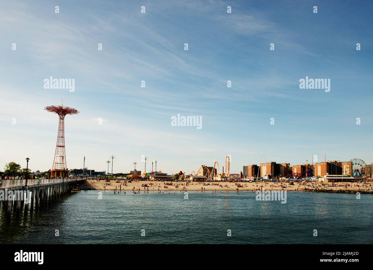 Der Pier auf Coney Island mit der alten Fallschirmsprungfahrt auf Coney Island, Brooklyn, New York City Stockfoto