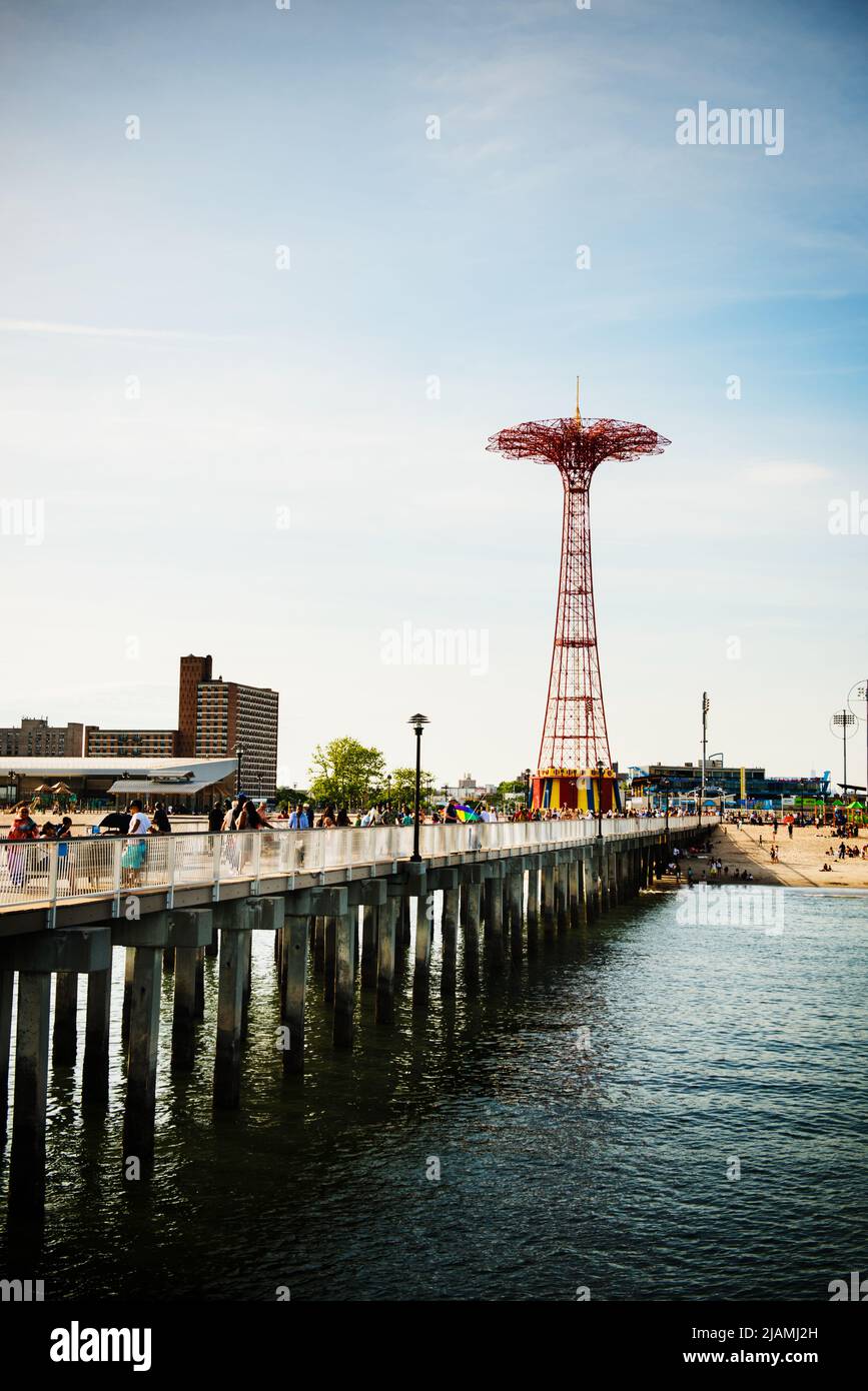 Der Pier auf Coney Island mit der alten Fallschirmsprungfahrt auf Coney Island, Brooklyn, New York City Stockfoto