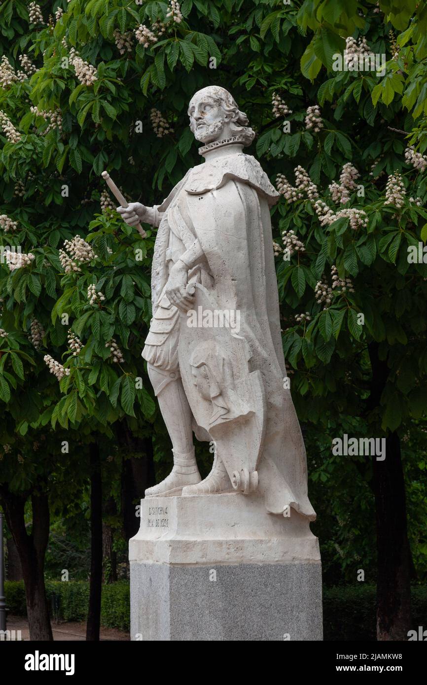 Statue von Don Sancho IV., König von Kastilien, León und Galizien, von Sabatini, auf dem Paseo de las Estatuas, El Retiro Park, Madrid, Spanien. Stockfoto