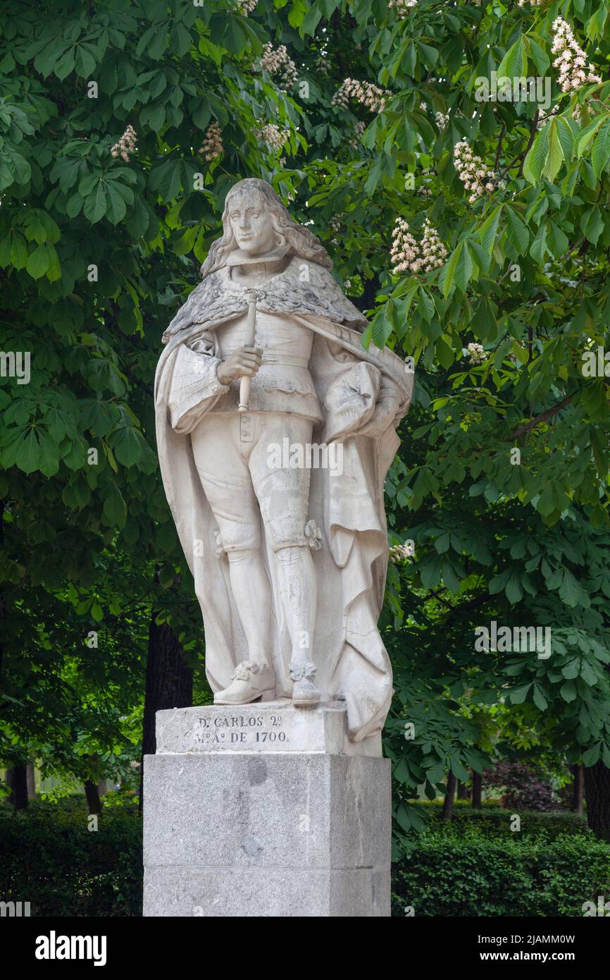 Statue von Don Carlos II, „The Bewitched“, König von Spanien, von Sabatini, auf dem Paseo de Argentina / Paseo de las Estatuas, El Retiro Park, Madrid, Spanien Stockfoto