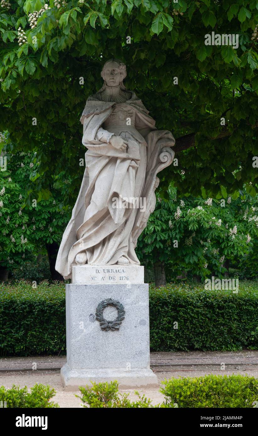 Statue von Doña Urraca, Königin von León, Kastilien und Galizien, von Sabatini, auf dem Paseo de Argentina, auch bekannt als Paseo de las Estatuas, El Retiro Park, Madrid, Stockfoto