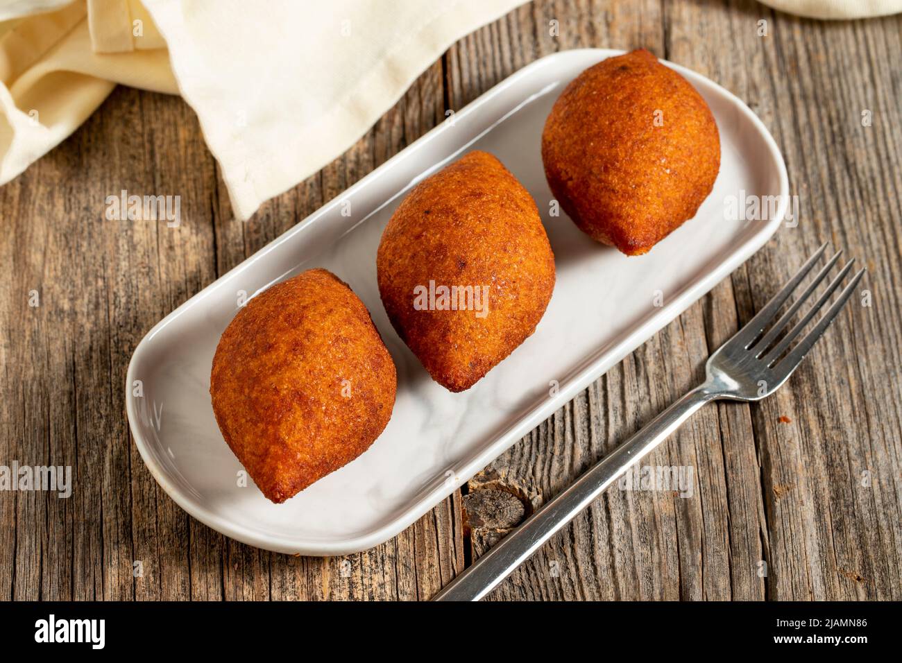 Kibbeh auf einem hölzernen Hintergrund. Traditionelle türkische Küche Delikatessen. Nahaufnahme. Lokaler Name icli kofte Stockfoto