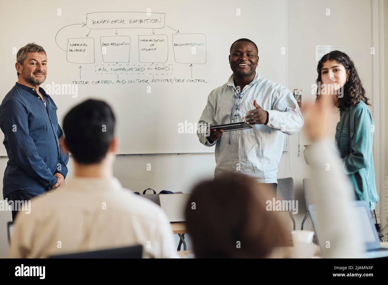Männlicher Lehrer mit Schülern, die Q und Eine Sitzung im Klassenzimmer machen Stockfoto