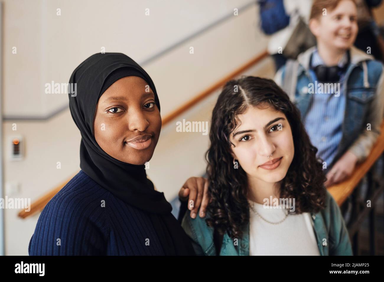 Portrait von multirassischen Studentinnen an der Universität Stockfoto