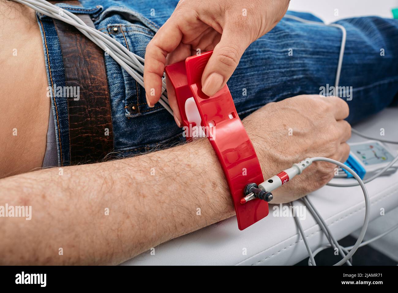 EKG-Elektroden an der Hand des Patienten, Nahaufnahme. Elektrokardiogramm, Verfahren EKG in der medizinischen Klinik Stockfoto