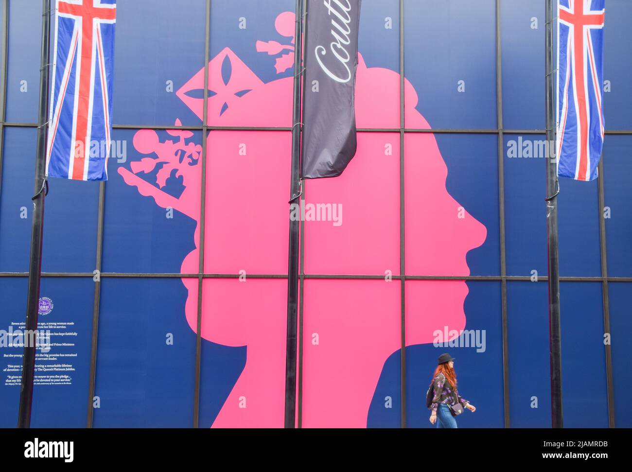 London, England, Großbritannien. 31.. Mai 2022. Eine Frau geht an der Feier des Platin-Jubiläums der Königin vorbei, anlässlich des 70.. Jahrestages der Thronbesteigung der Königin in der Coutts Bank on the Strand. (Bild: © Vuk Valcic/ZUMA Press Wire) Stockfoto