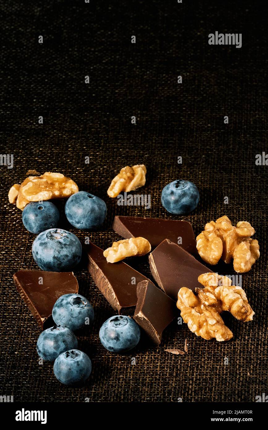 Schokolade, Nüsse und Heidelbeeren für eine gesunde Mahlzeit zubereitet Stockfoto