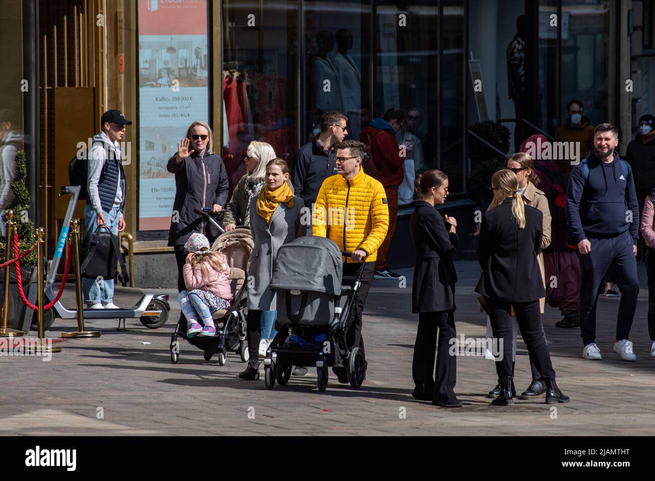 Zufällige Menschen auf Aleksanterinkatu in Helsinki, Finnland Stockfoto