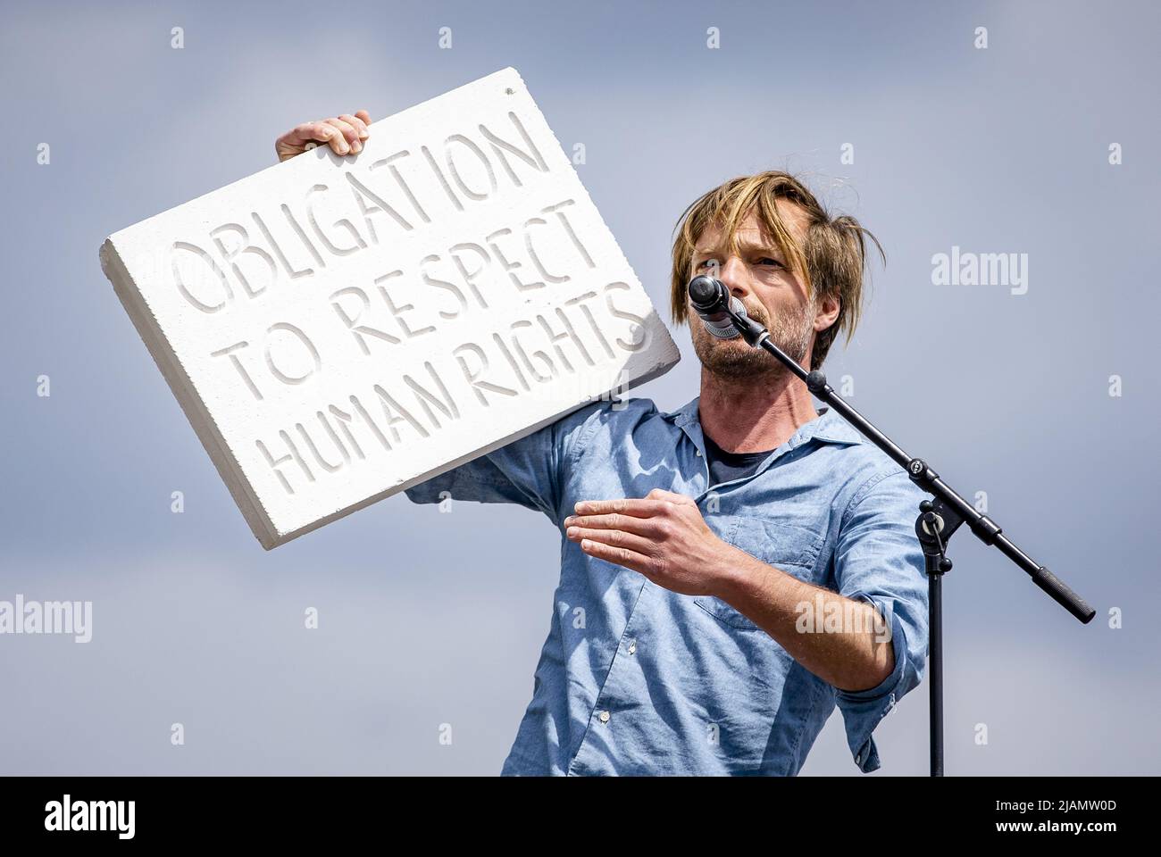 2022-05-31 13:12:45 ROTTERDAM - Ein Demonstrator während der Love Thy Neighbor Demonstration vor dem EPP Kongress in Ahoy Rotterdam. Der EVP-Kongress wird von der Europäischen Volkspartei (EVP), der politischen Familie der Christdemokraten in Europa, organisiert. ANP SEM VAN DER WAL niederlande Out - belgien Out Stockfoto