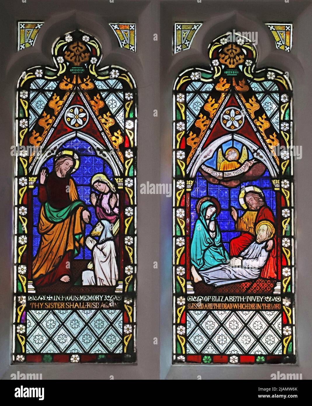 Buntglasfenster von Frederick Preedy, das die Auferweckung des Lazarus und den Tod des heiligen Joseph, die Allerheiligen-Kirche, die Kirche Lench, Worcestershire, darstellt Stockfoto