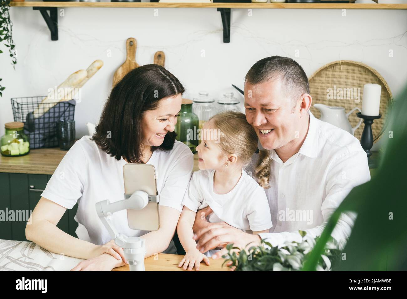 Die Familie hat Spaß beim Videoanruf mit der Familie. Stockfoto