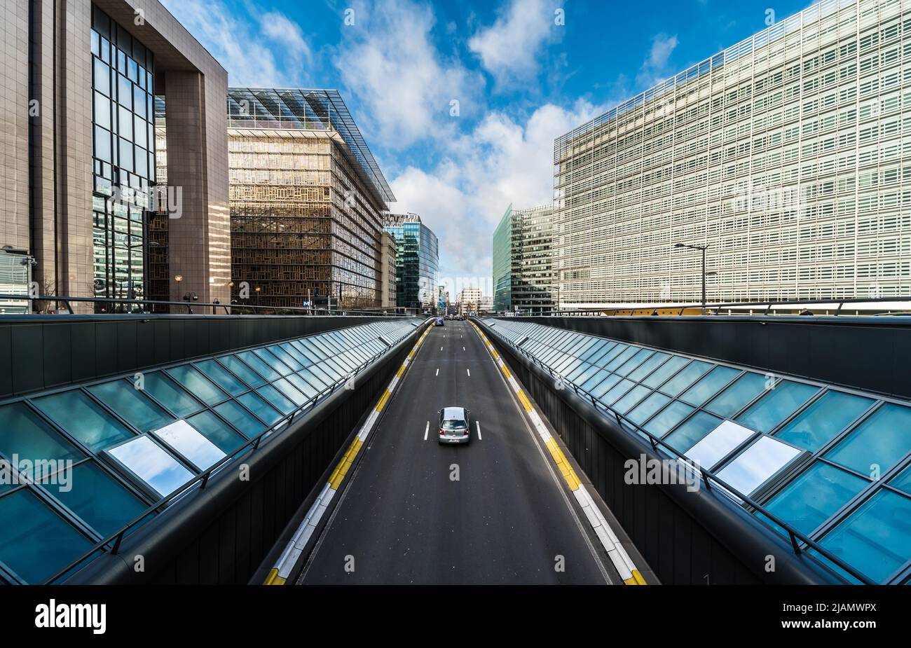 Brüssel Europäischer Bezirk, Region Brüssel Hauptstadt - Belgien - 02 17 2020 Blick über den Verkehrstunnel in der Rue de la loi - Wetstraat Stockfoto