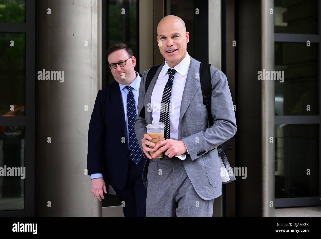 Sean M. Bekowitz, Left, und Michael Scott Bosworth, Anwälte von Michael Sussman, gehen nach der Vertagung seines Prozesses für den Tag vor dem US-Bezirksgericht für den District of Columbia am Donnerstag, den 26. Mai 2022, ab. Quelle: Ron Sachs / CNP/Sipa USA (EINSCHRÄNKUNG: KEINE Zeitungen oder Zeitungen in New York oder New Jersey im Umkreis von 75 km von New York City) Stockfoto