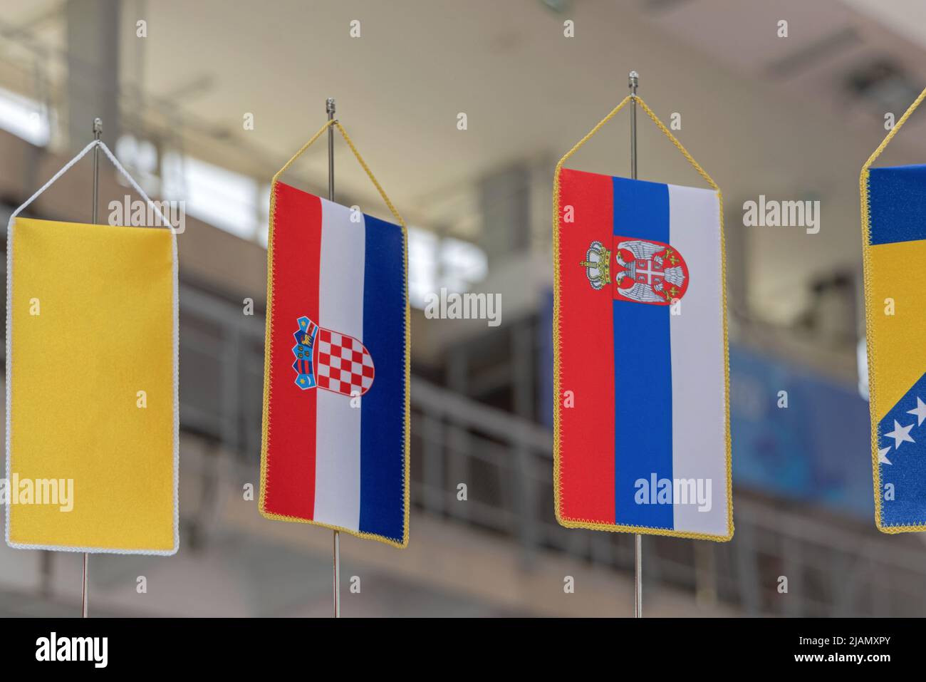 Tischflaggen von Kroatien und Serbien zusammen Stockfoto