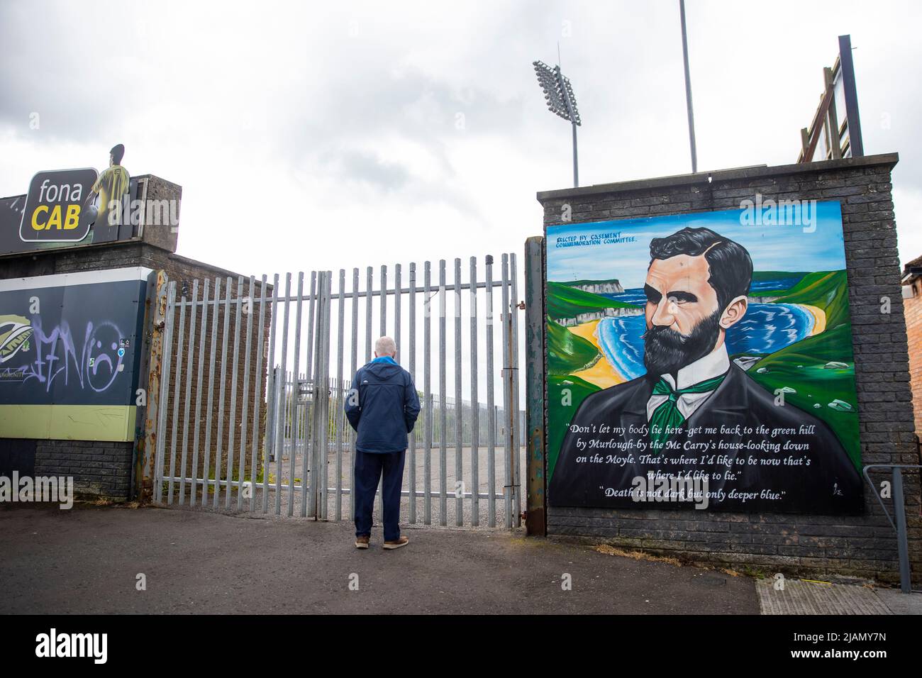 Ein Mann steht vor den verschlossenen Toren des Casement Park, dem wichtigsten gälischen Spielstadion in Belfast, Nordirland. Eine Klage einer Anwohnergruppe gegen eine Entscheidung, die Baugenehmigung für die Sanierung des Casement Park der GAA in Belfast zu erteilen, wurde abgewiesen. Bilddatum: Dienstag, 31. Mai 2022. Stockfoto