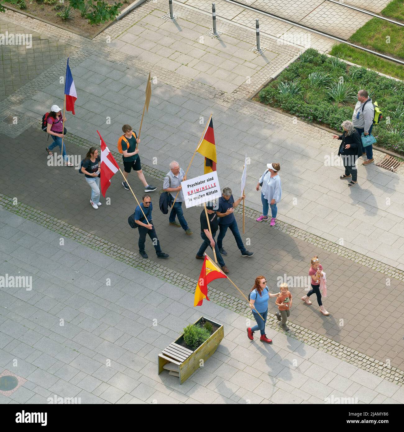 Protest gegen den Kongress der Deutschen Kinder- und Jugendpsychiatrie in Magdeburg. Übersetzung auf dem Schild: Psychiater sind Kriminelle in weißem echtheitszertifikat Stockfoto