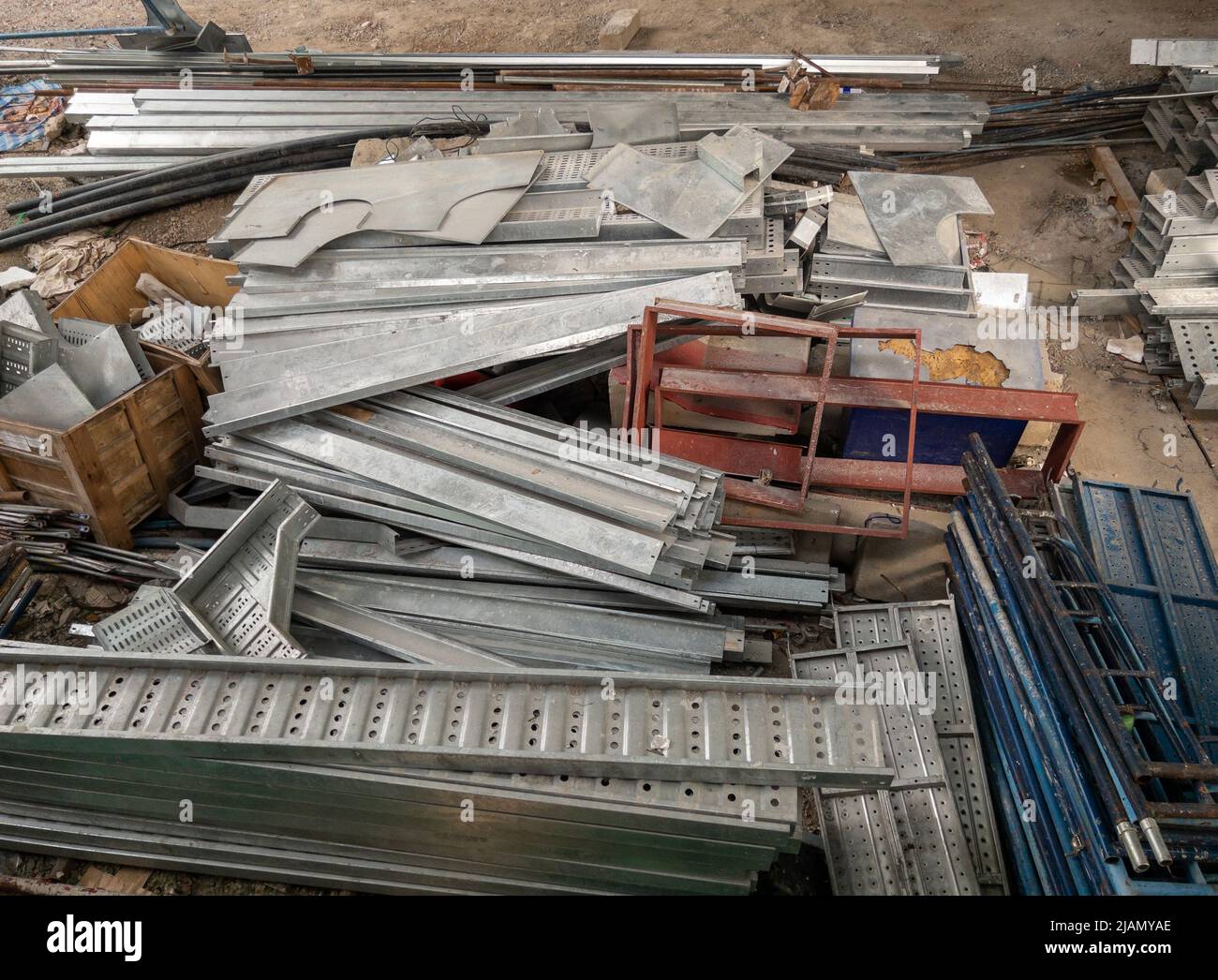 Gruppe der Metallrahmen und Ausrüstung Haufen auf dem Boden für den Bau des Baurahmens der Monorail-Station im städtischen Bereich zu bauen. Stockfoto