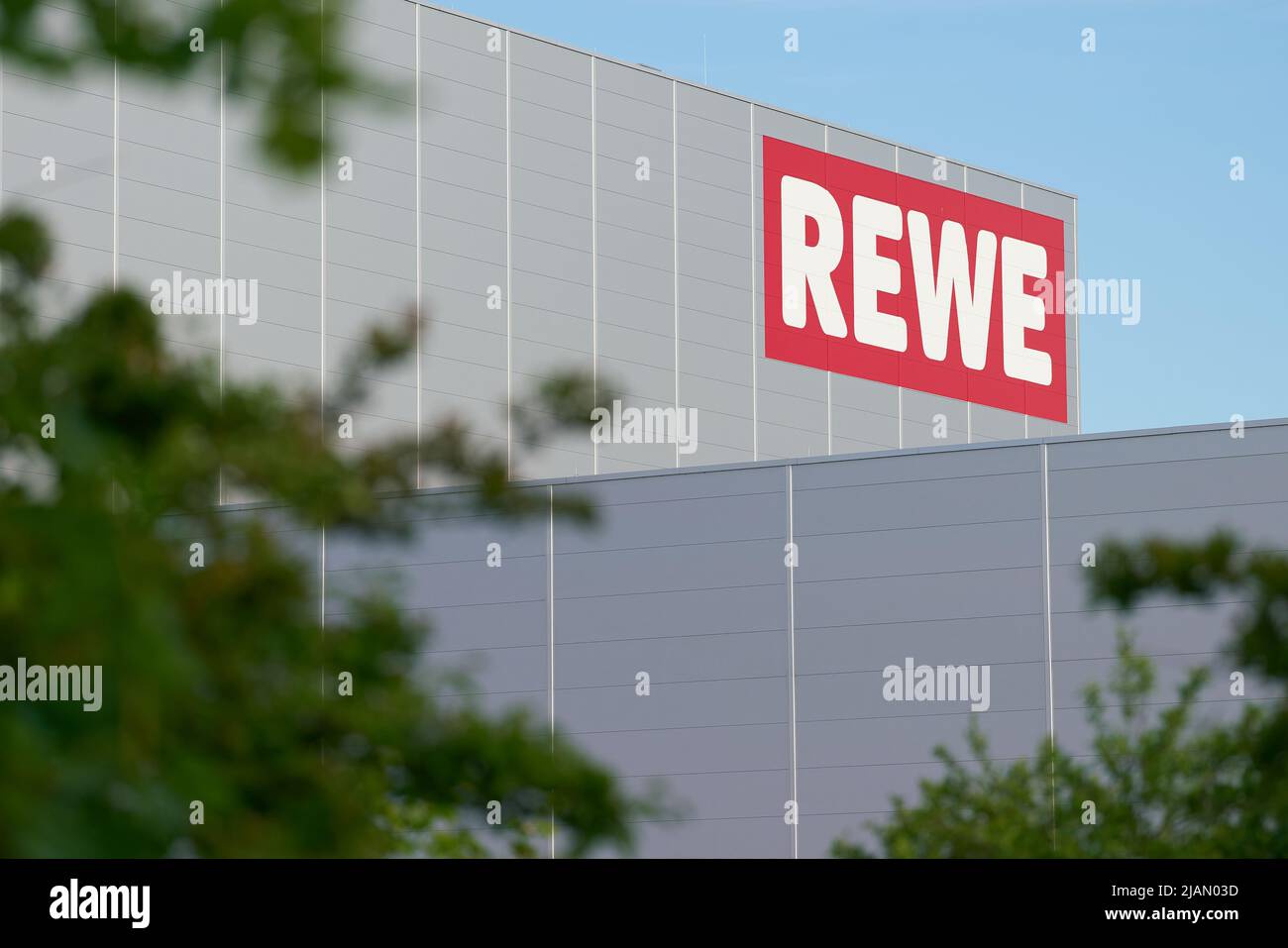 Rewe Raunheim Hochregal lager -Fotos und -Bildmaterial in hoher Auflösung – Alamy
