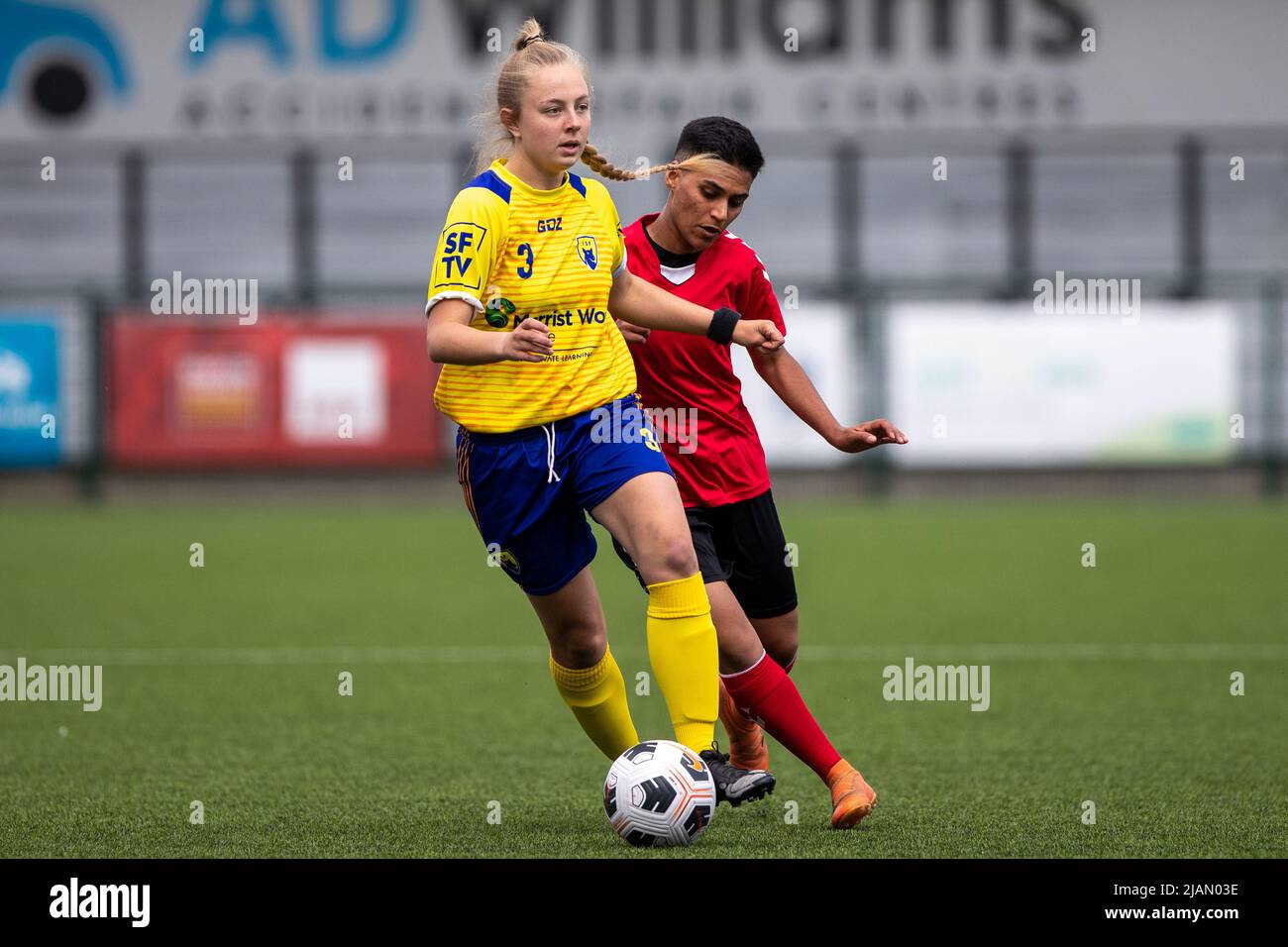 29. Mai 2022. Surrey International Football gegen die Entwicklung der Nationalmannschaft in Afghanistan. Freundlich im Meadowbank (Dorking, Großbritannien). Stockfoto