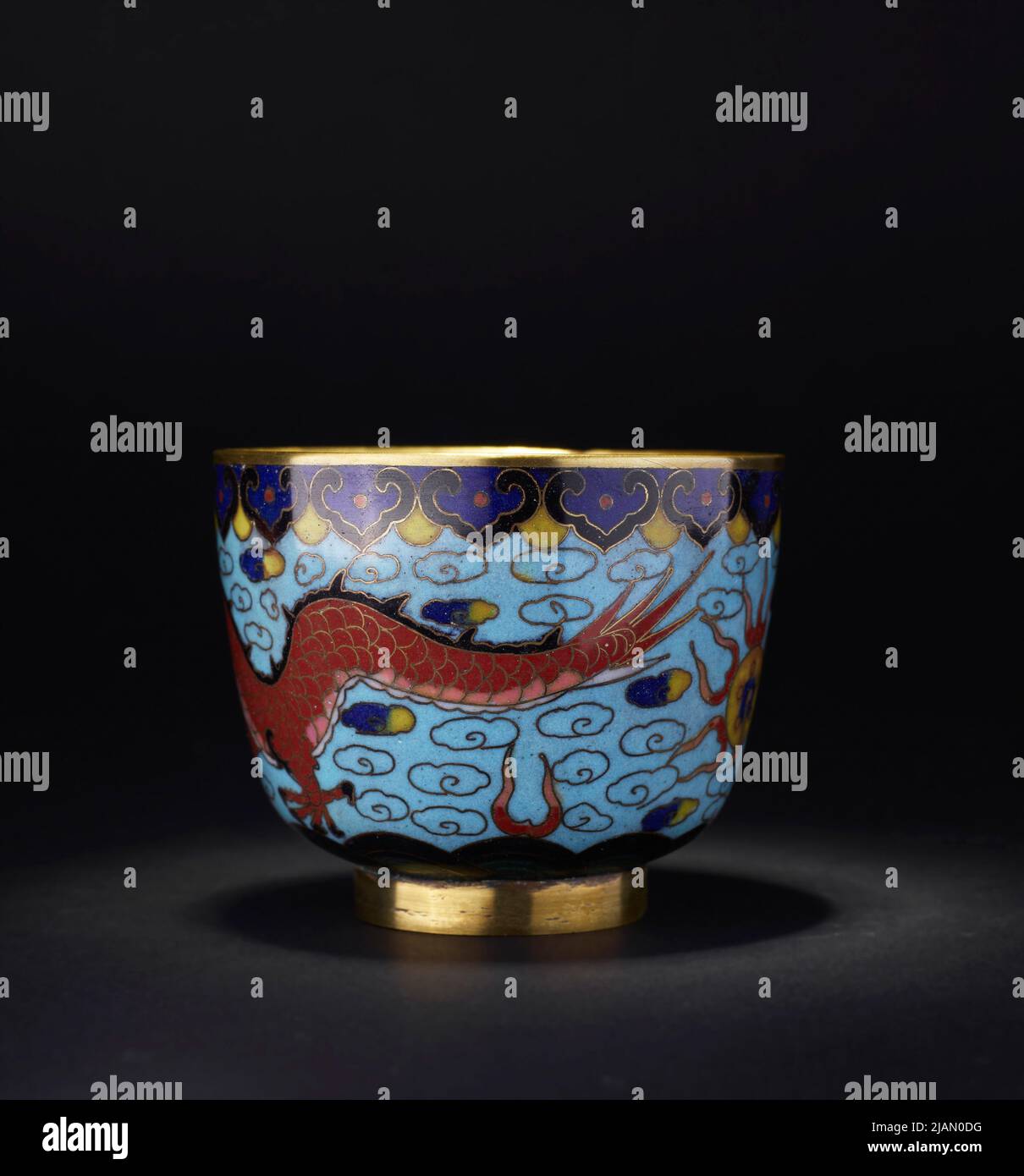 Pokal mit einem Drachenmotiv auf türkisblauem Hintergrund unbekannt Stockfoto