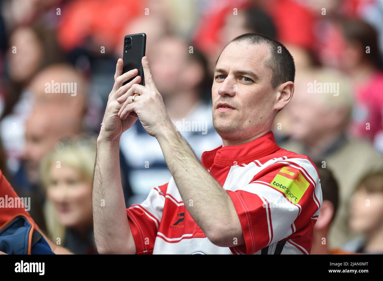 London, England - 28.. Mai 2022 - Fans von Wigan Warriors. Rugby League Betfred Challenge Cup Final Huddersfield Giants vs Wigan Warriors im Totenham Hotspur Stadium, London, Großbritannien Dean Williams Stockfoto