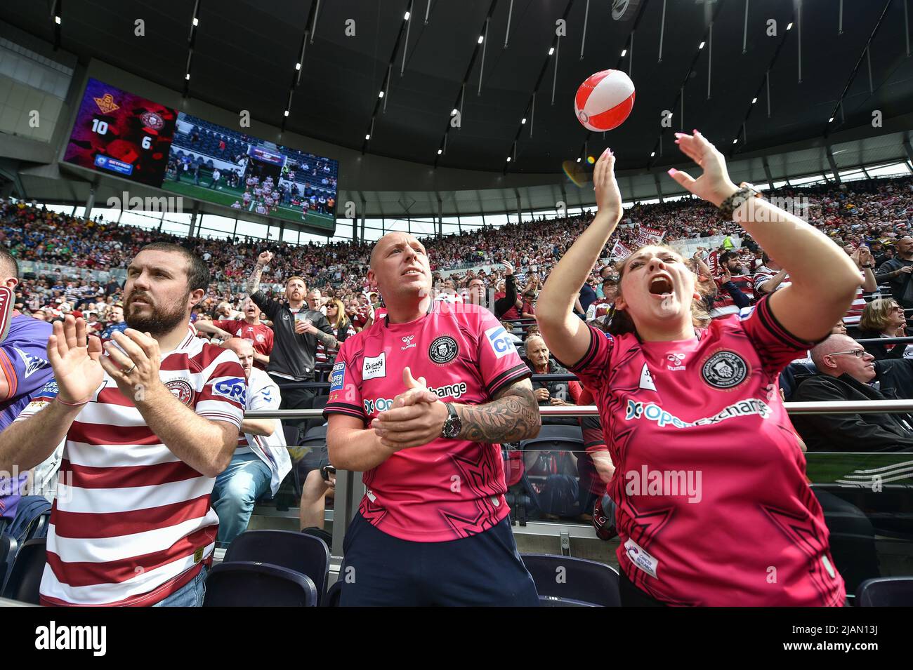 London, England - 28.. Mai 2022 - Fans von Wigan Warriors. Rugby League Betfred Challenge Cup Final Huddersfield Giants vs Wigan Warriors im Totenham Hotspur Stadium, London, Großbritannien Dean Williams Stockfoto