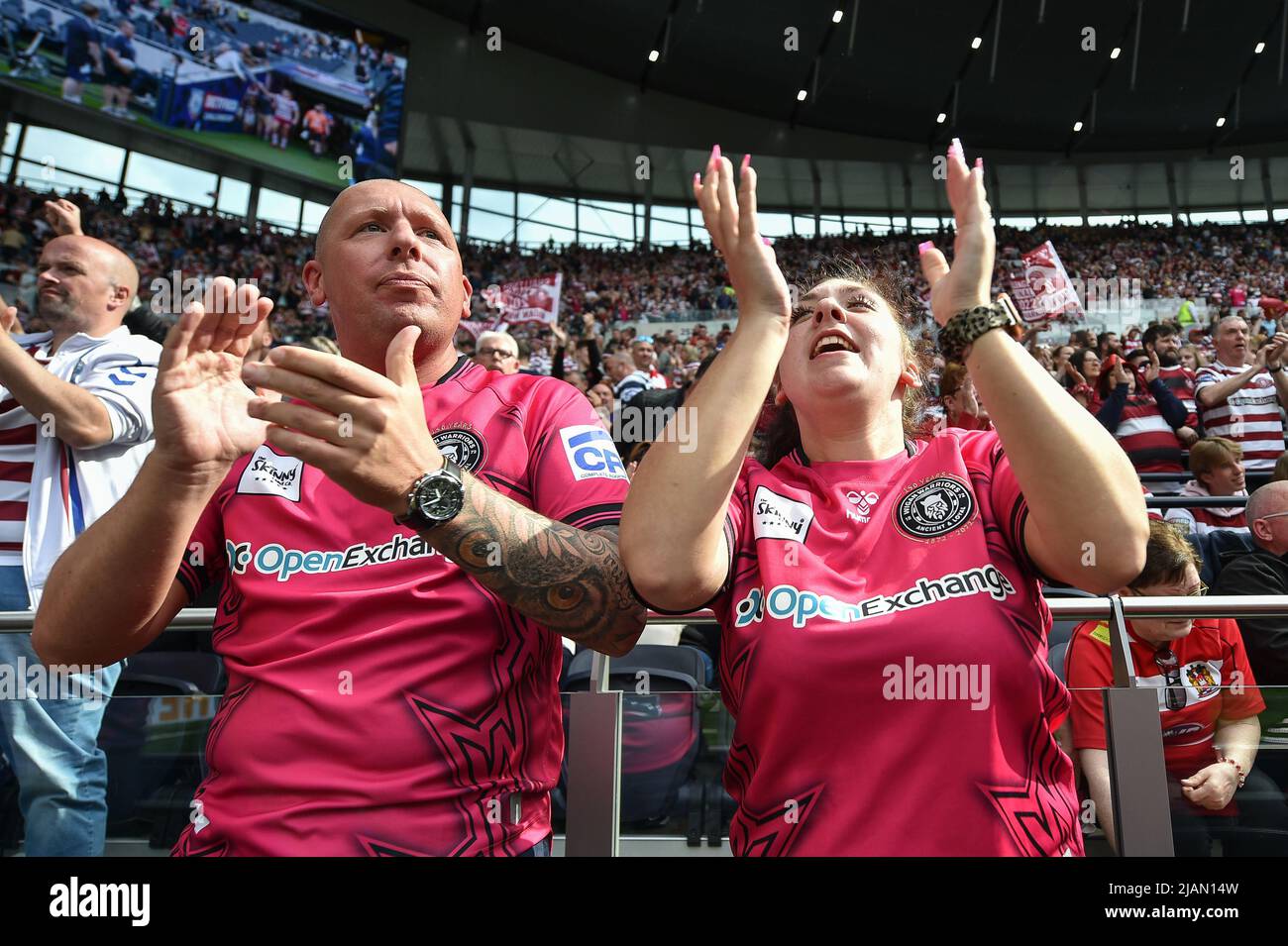 London, England - 28.. Mai 2022 - Fans von Wigan Warriors. Rugby League Betfred Challenge Cup Final Huddersfield Giants vs Wigan Warriors im Totenham Hotspur Stadium, London, Großbritannien Dean Williams Stockfoto