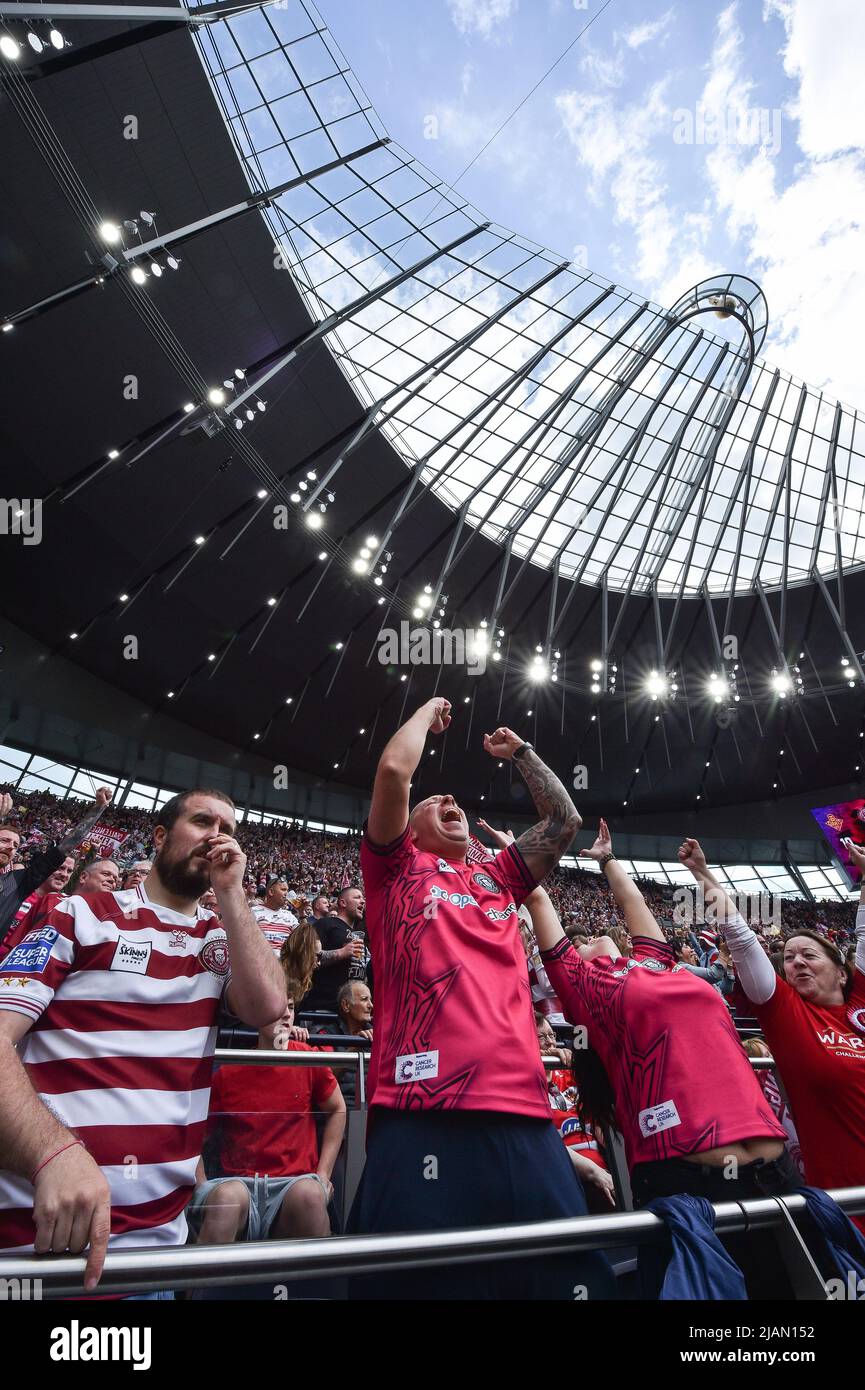 London, England - 28.. Mai 2022 - Fans von Wigan Warriors. Rugby League Betfred Challenge Cup Final Huddersfield Giants vs Wigan Warriors im Totenham Hotspur Stadium, London, Großbritannien Dean Williams Stockfoto