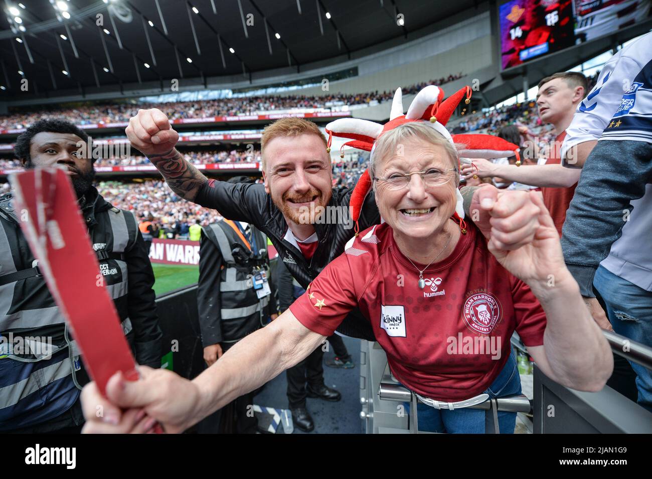London, England - 28.. Mai 2022 - Fans von Wigan Warriors. Rugby League Betfred Challenge Cup Final Huddersfield Giants vs Wigan Warriors im Tottenham Hotspur Stadium, London, Großbritannien Dean Williams Stockfoto