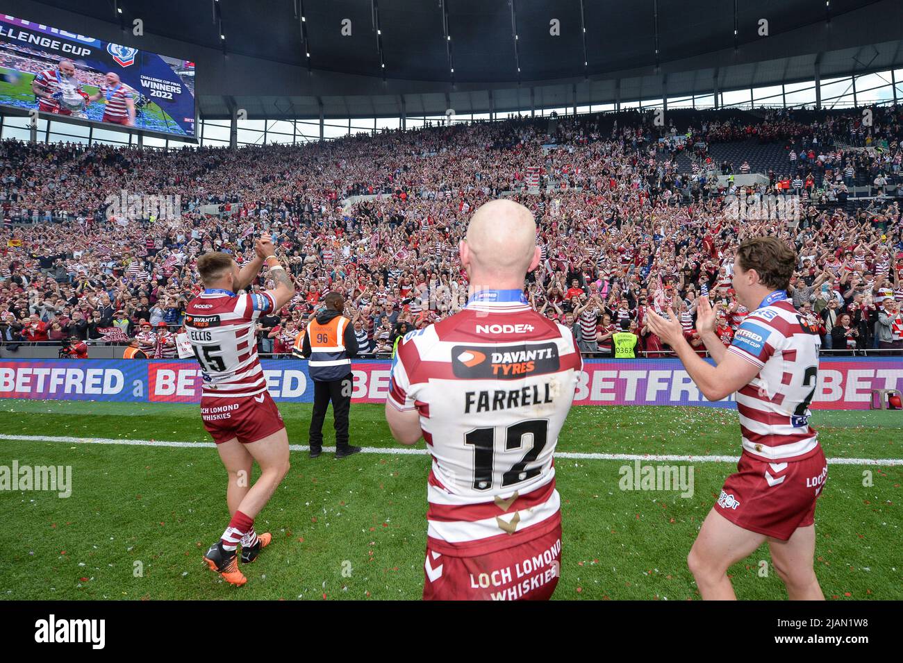London, England - 28.. Mai 2022 - Fans von Wigan Warriors feiern. Rugby League Betfred Challenge Cup Final Huddersfield Giants vs Wigan Warriors im Totenham Hotspur Stadium, London, Großbritannien Dean Williams Stockfoto