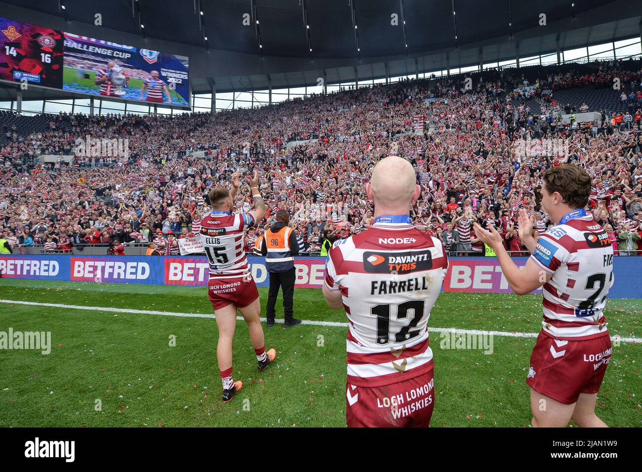 London, England - 28.. Mai 2022 - Fans von Wigan Warriors feiern. Rugby League Betfred Challenge Cup Final Huddersfield Giants vs Wigan Warriors im Totenham Hotspur Stadium, London, Großbritannien Dean Williams Stockfoto