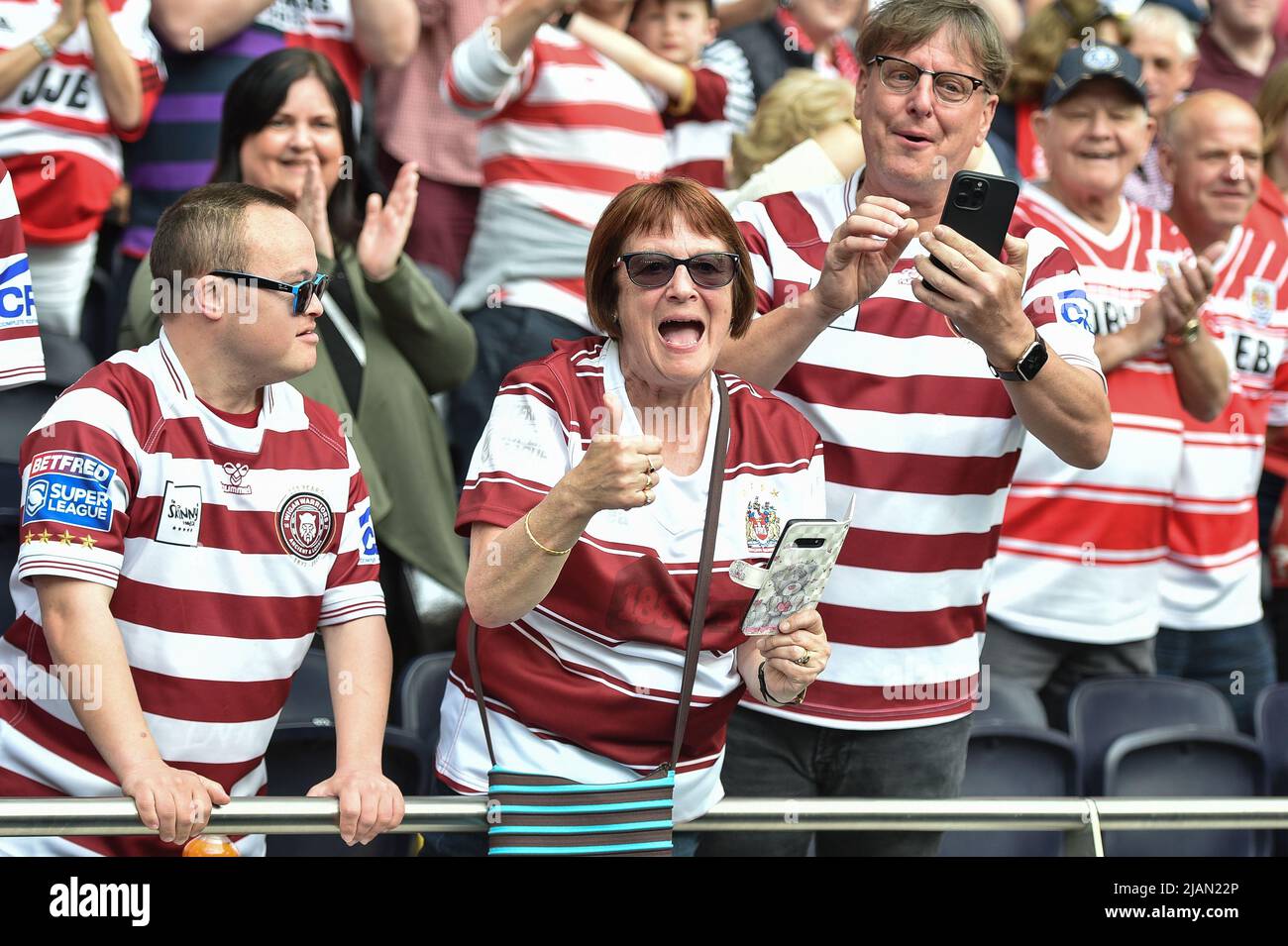 London, England - 28.. Mai 2022 - Wigan Warrior-Fans feiern. Rugby League Betfred Challenge Cup Final Huddersfield Giants vs Wigan Warriors im Totenham Hotspur Stadium, London, Großbritannien Dean Williams Stockfoto