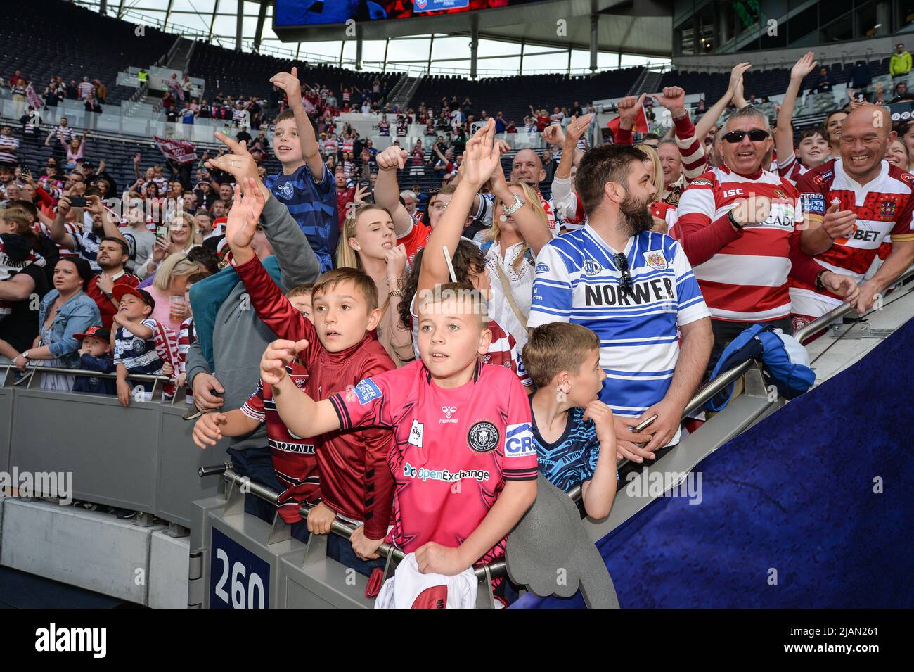 London, England - 28.. Mai 2022 - Fans von Wigan Warriors. Rugby League Betfred Challenge Cup Final Huddersfield Giants vs Wigan Warriors im Totenham Hotspur Stadium, London, Großbritannien Dean Williams Stockfoto