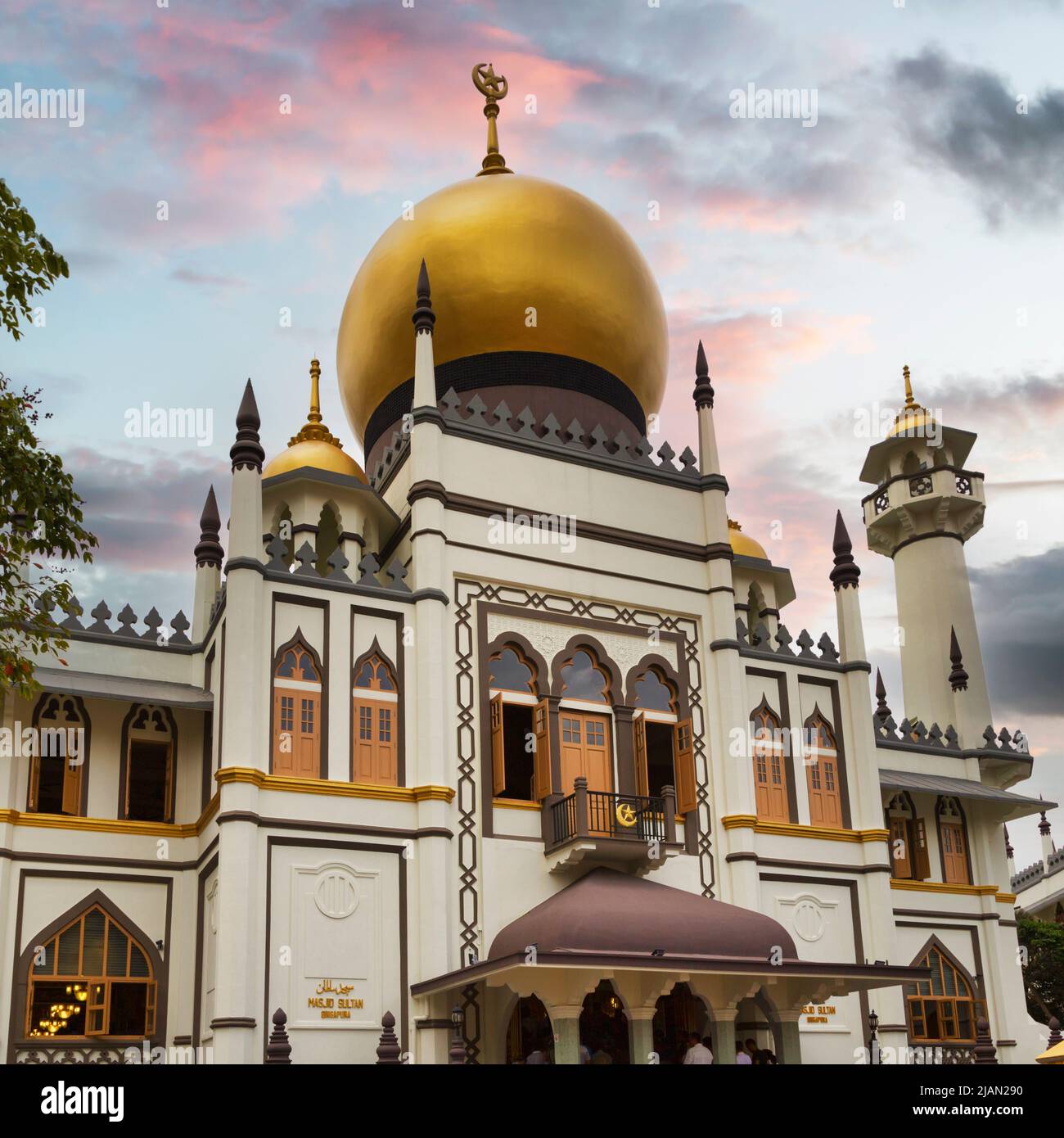 Die Sultan-Moschee oder Masjid Sultan, Republik Singapur. Die Sultan-Moschee ist die größte in Singapur und ein nationales Denkmal. Es wurde von Si entworfen Stockfoto