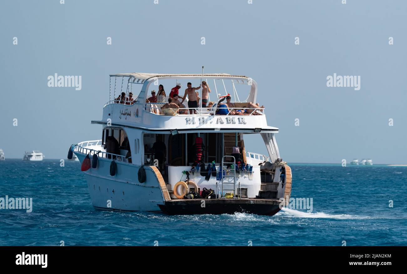 Hurghada, Ägypten - 28. August 2022: Urlaub in Ägypten. Bootstour auf einer  Touristenyacht. Urlaub in Ägypten am Roten Meer. Menschen auf der Yacht  Stockfotografie - Alamy